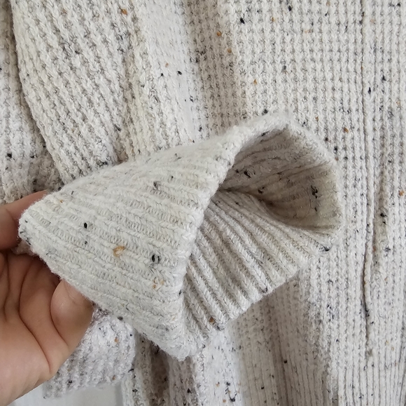 Soft knitted sweater - Picture 3 of 7